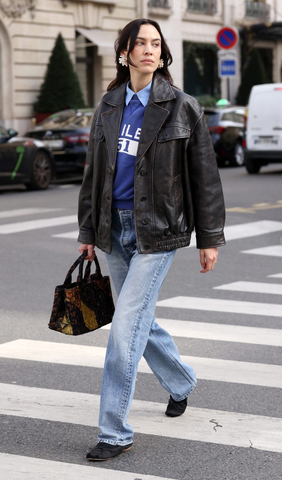 Prada táska újrahasználva: Alexa Chung preppy stílusban!