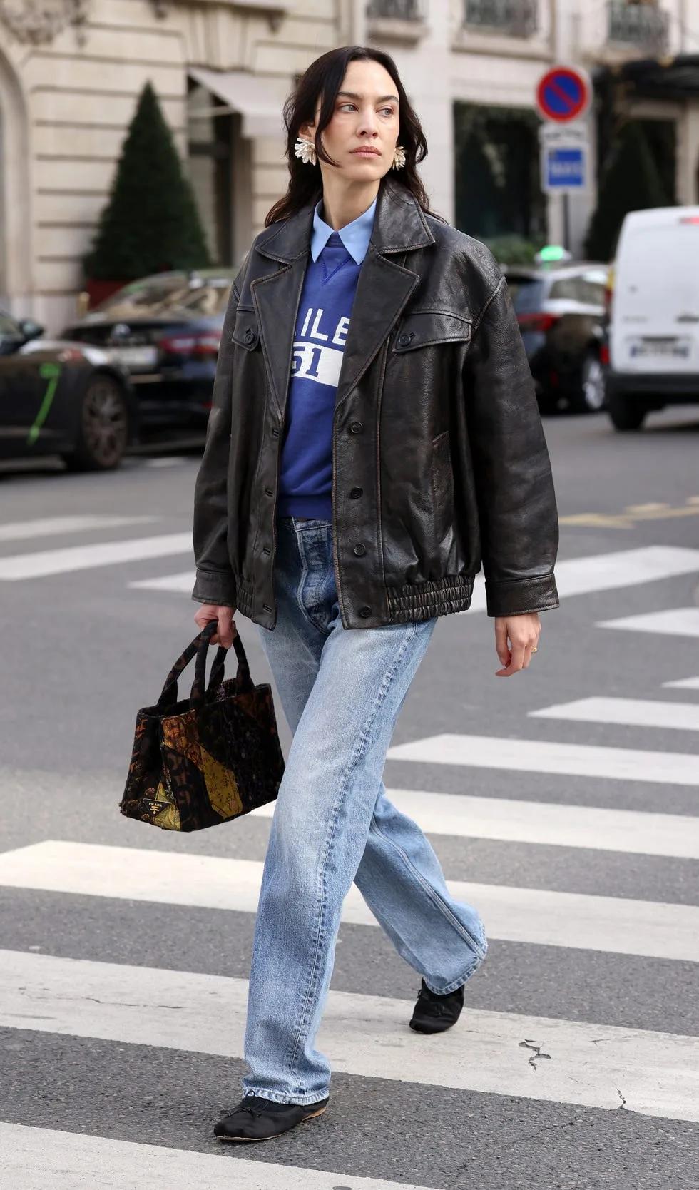 Prada táska újrahasználva: Alexa Chung preppy stílusban!