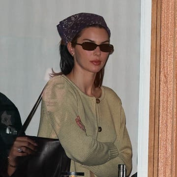 Bella Hadid vintage Alaïa bőrdzseki leopárdmintával!