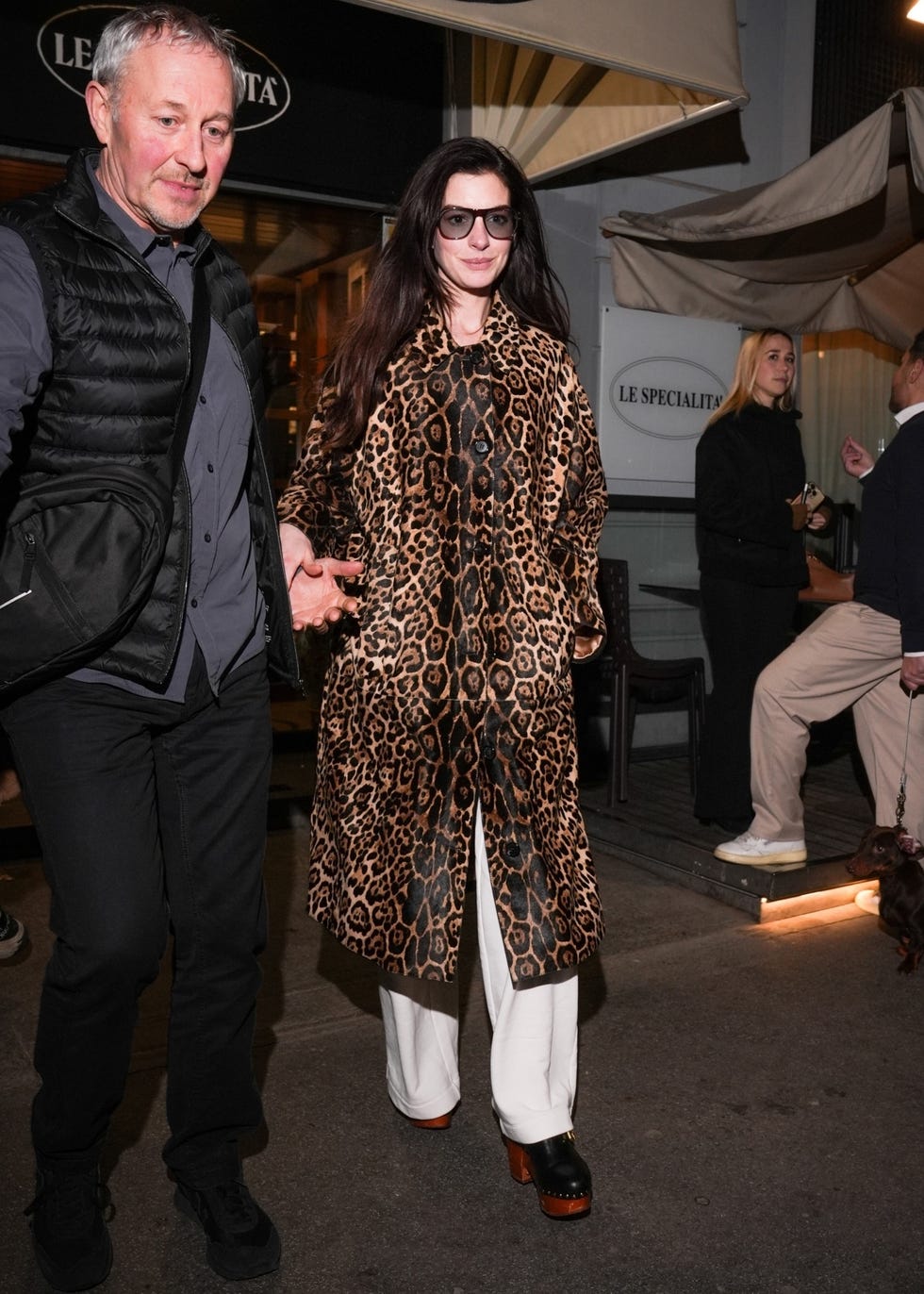 Leopárdmintás kabátban tündököl Anne Hathaway Milánóban!