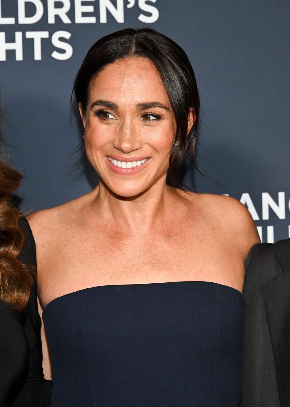 Hercegné Meghan minimalista stílusa a vörös szőnyegen!