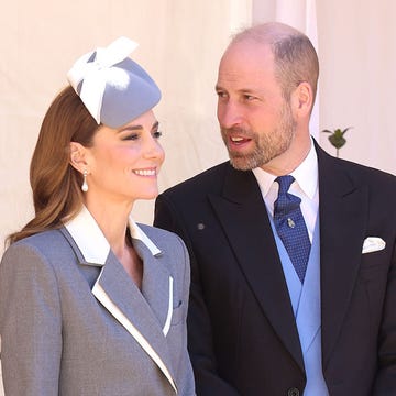 Bella Hadid stílusos üzleti megjelenése: a vékony fejpánt!