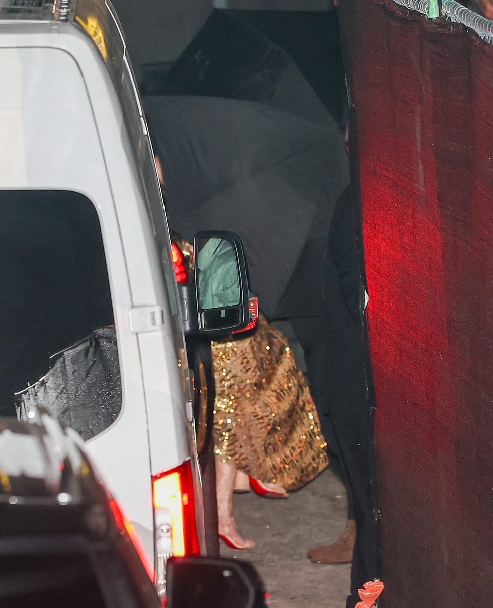 Taylor Swift aranyban ragyogva lopózik Beyoncé Oscar bulijára!