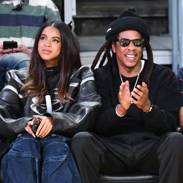 Minimalizmus egyedi csavarral Hailey Bieber-től!