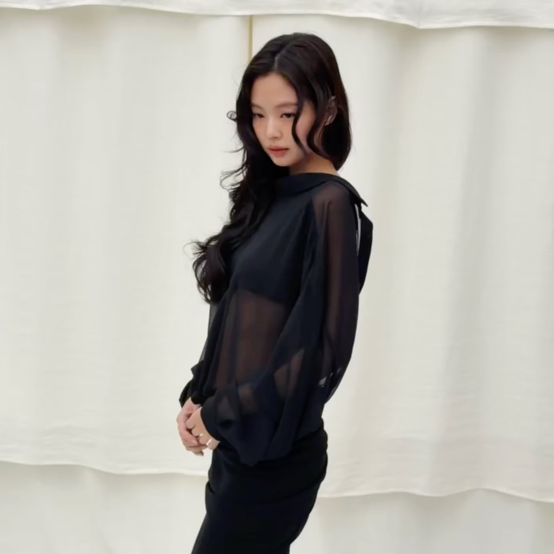 Jennie áttetsző ruhája: az egész fekete nem unalmas!