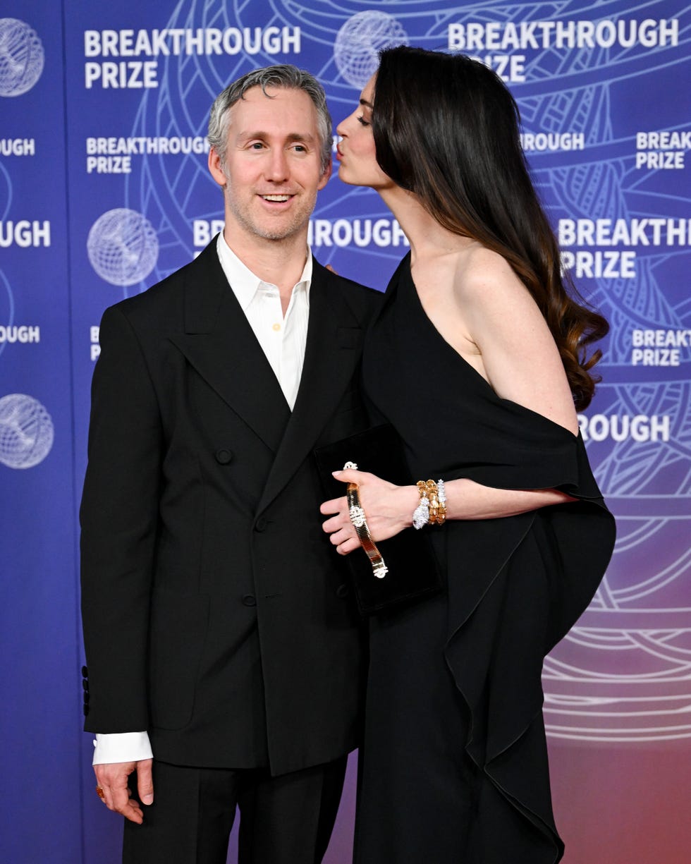 Hathaway és férje stílusos páros megjelenése a 2026-os Díjátadón!