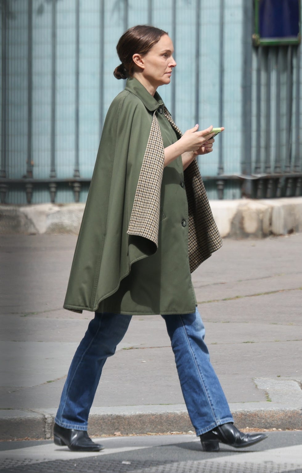 Natalie Portman: 70-es évekbeli Hermès Köpeny a Maternity Stílusban!