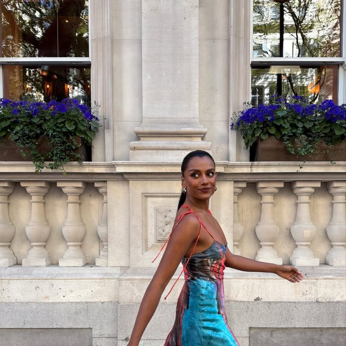 Illúzióruha Simone Ashley-től: Fedezd fel a feltörekvő dizájnert!