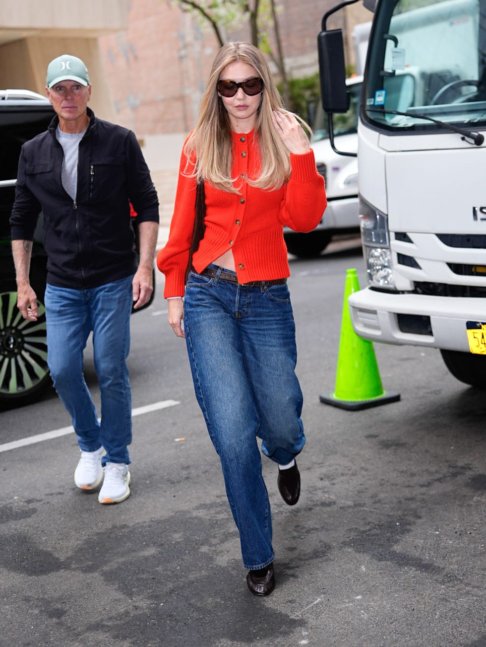 Chili-vörös kardigán: Gigi Hadid kedvenc átmeneti darabja!
