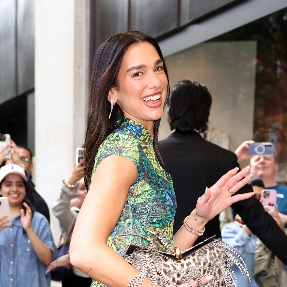 Dua Lipa: Maximalista minták Londonban, felhívja a figyelmet!