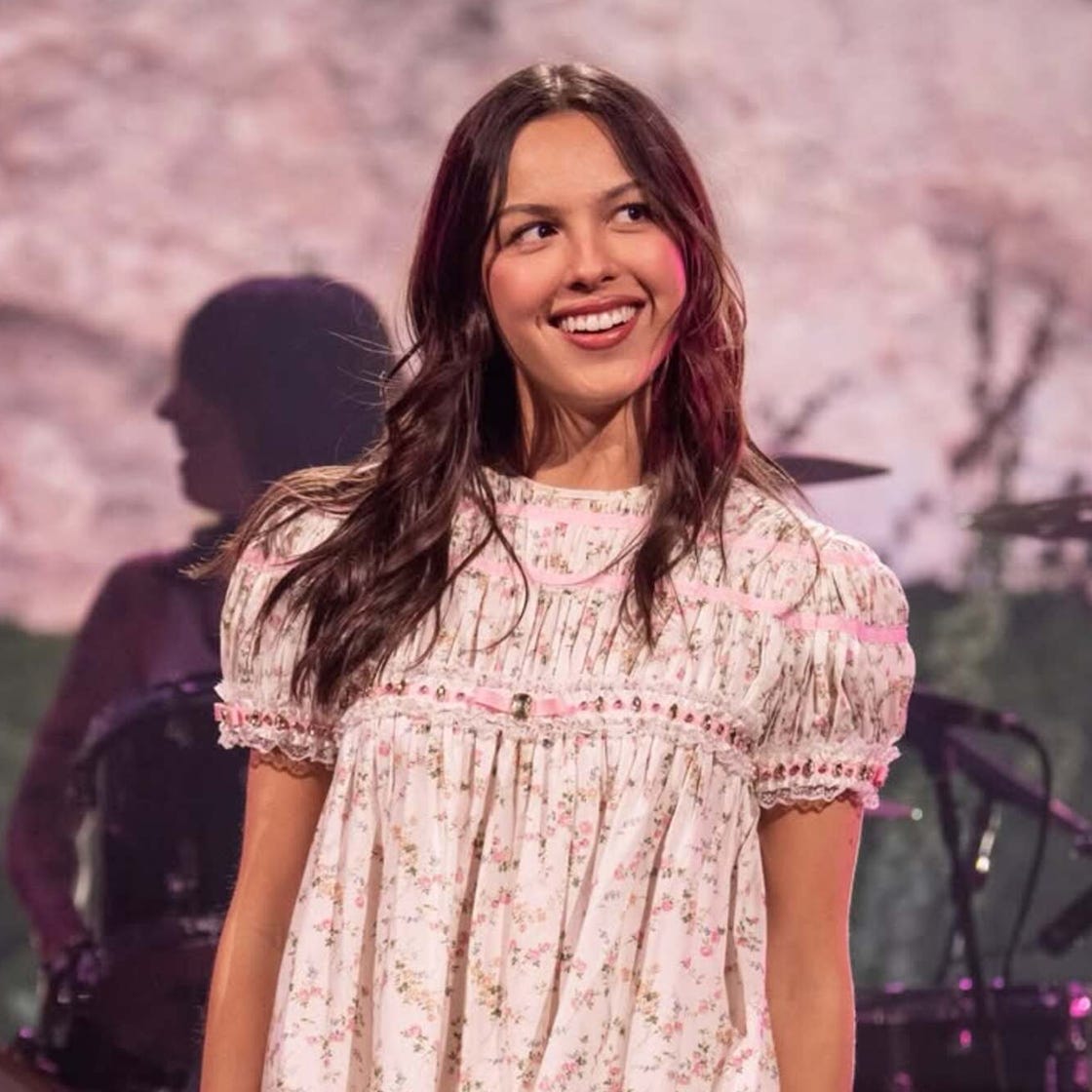 Olivia Rodrigo babydoll miniruhában lépett fel a Spotify-nál!