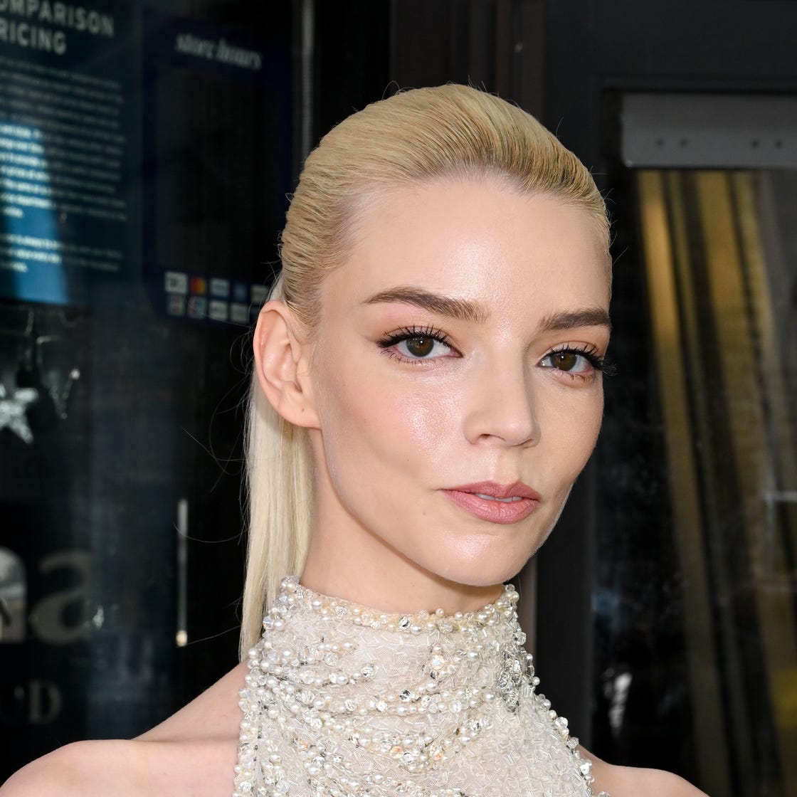 Anya Taylor-Joy: Csillogó francia miniruhában ragyog!