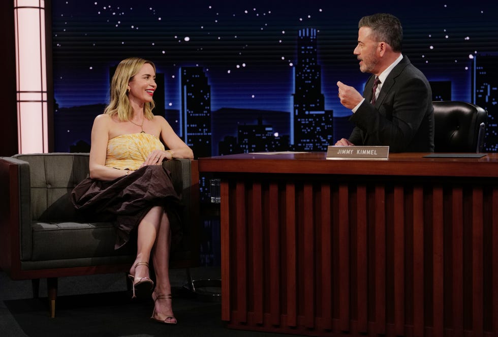 Részletgazdag textúrák: Emily Blunt talk show stílusa