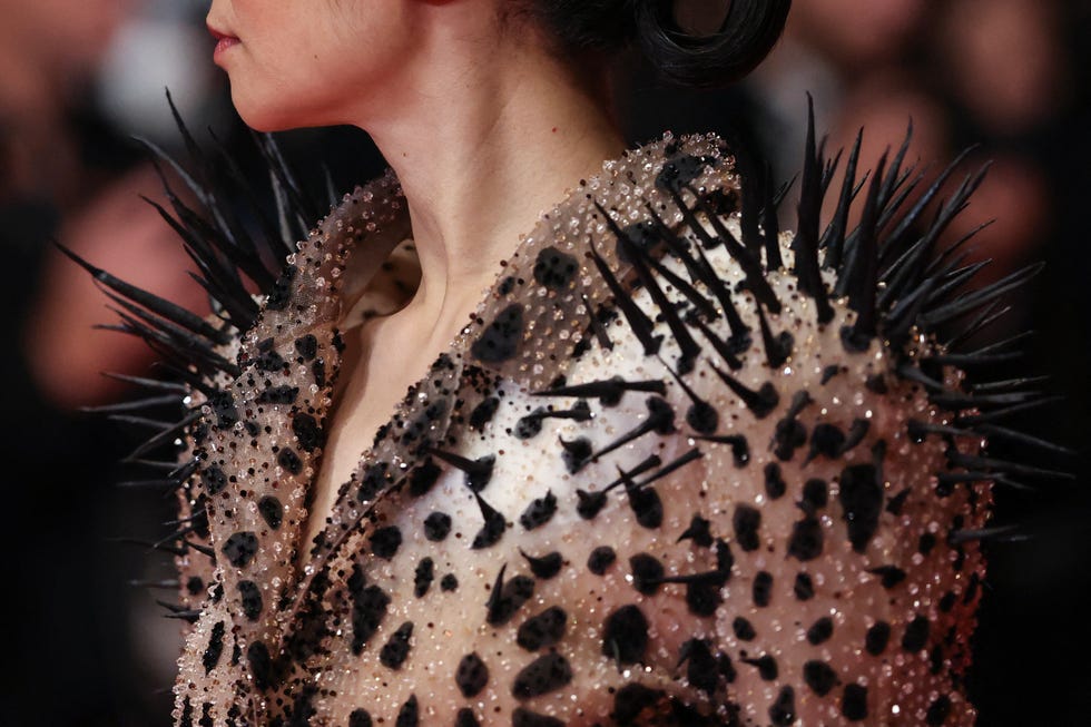 Chloé Zhao: Tüskés, csillogó Schiaparelli hal a Cannes-on!