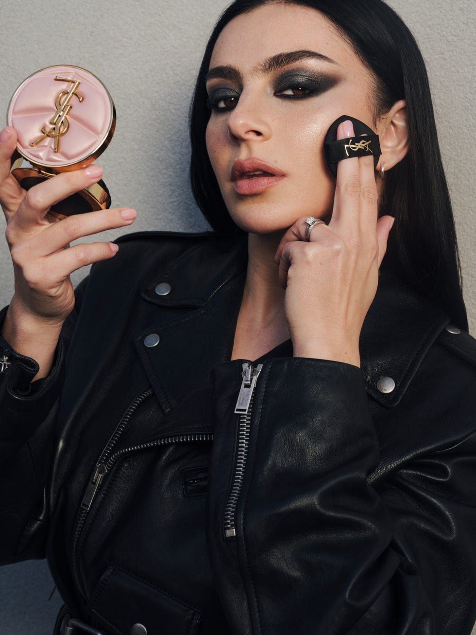 Charli XCX: A tökéletes smink titka az alvásban rejlik!