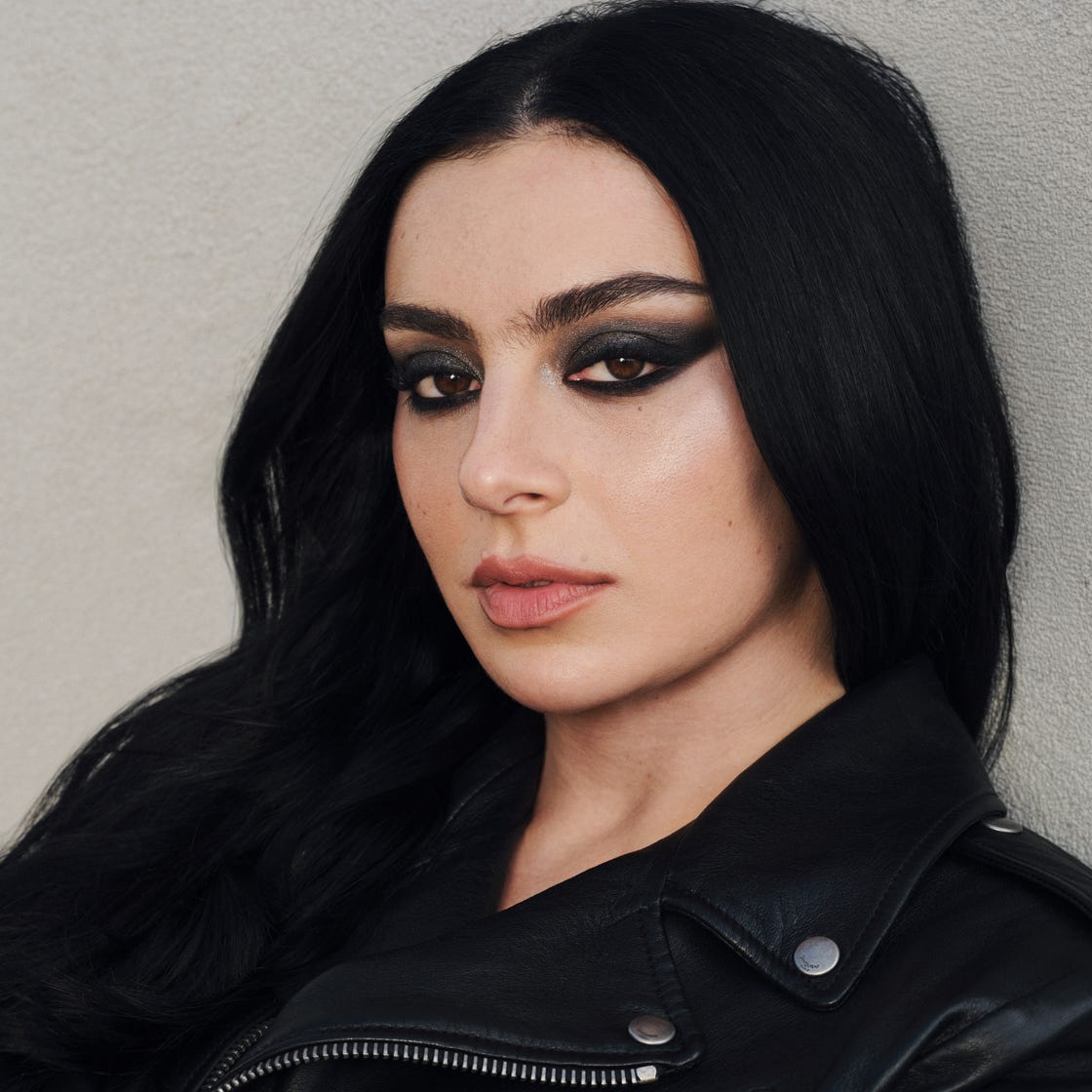 Charli XCX: A tökéletes smink titka az alvásban rejlik!