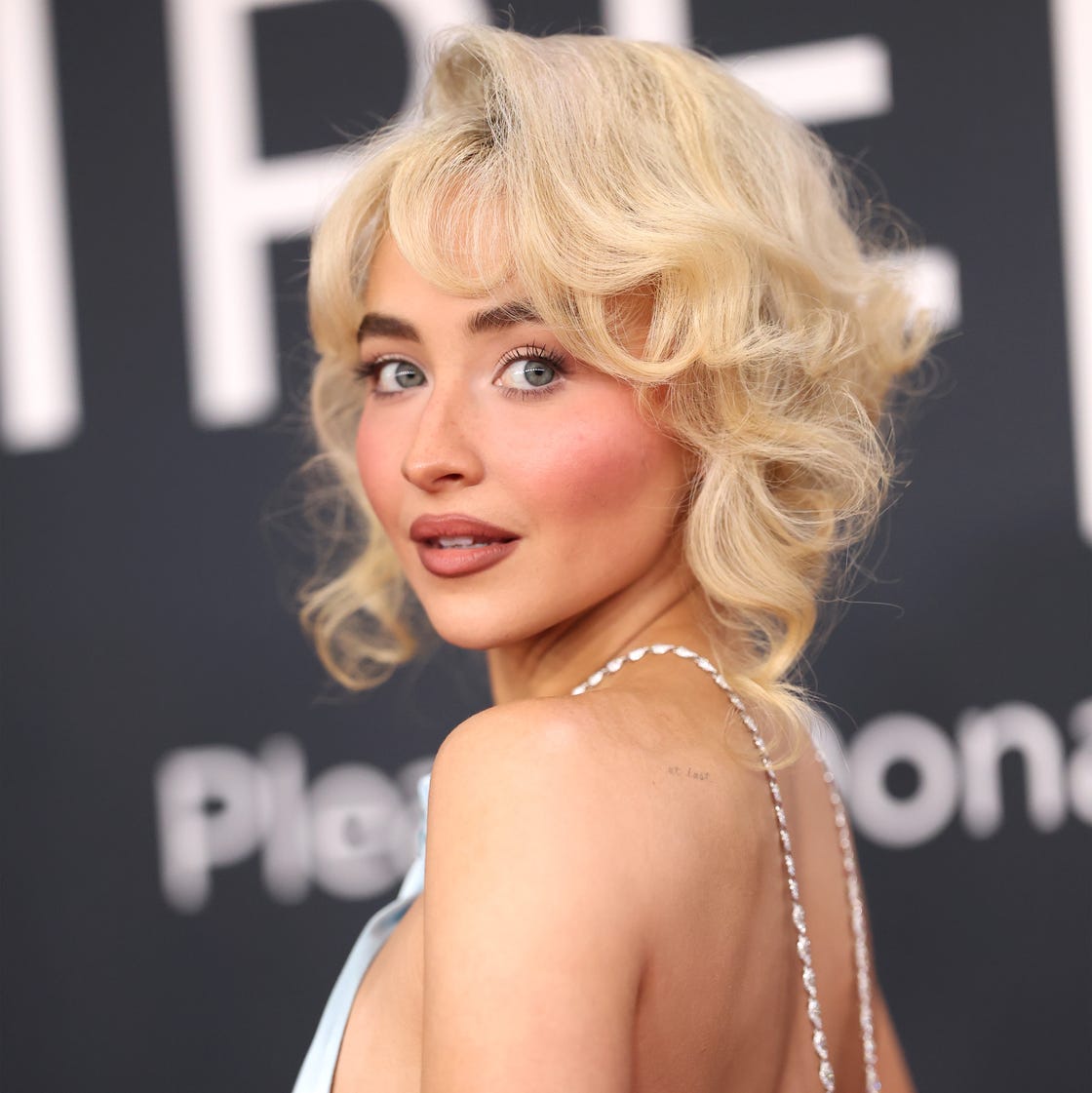 Sabrina Carpenter lenyűgöző Jacquemus sarkai elrabolják a show-t!