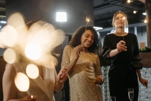Hostess vendégeket fogad egy céges rendezvény regisztrációs pultjánál