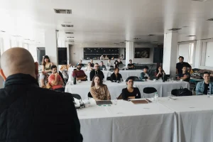 Hostessek vendégeket fogadnak egy üzleti rendezvényen